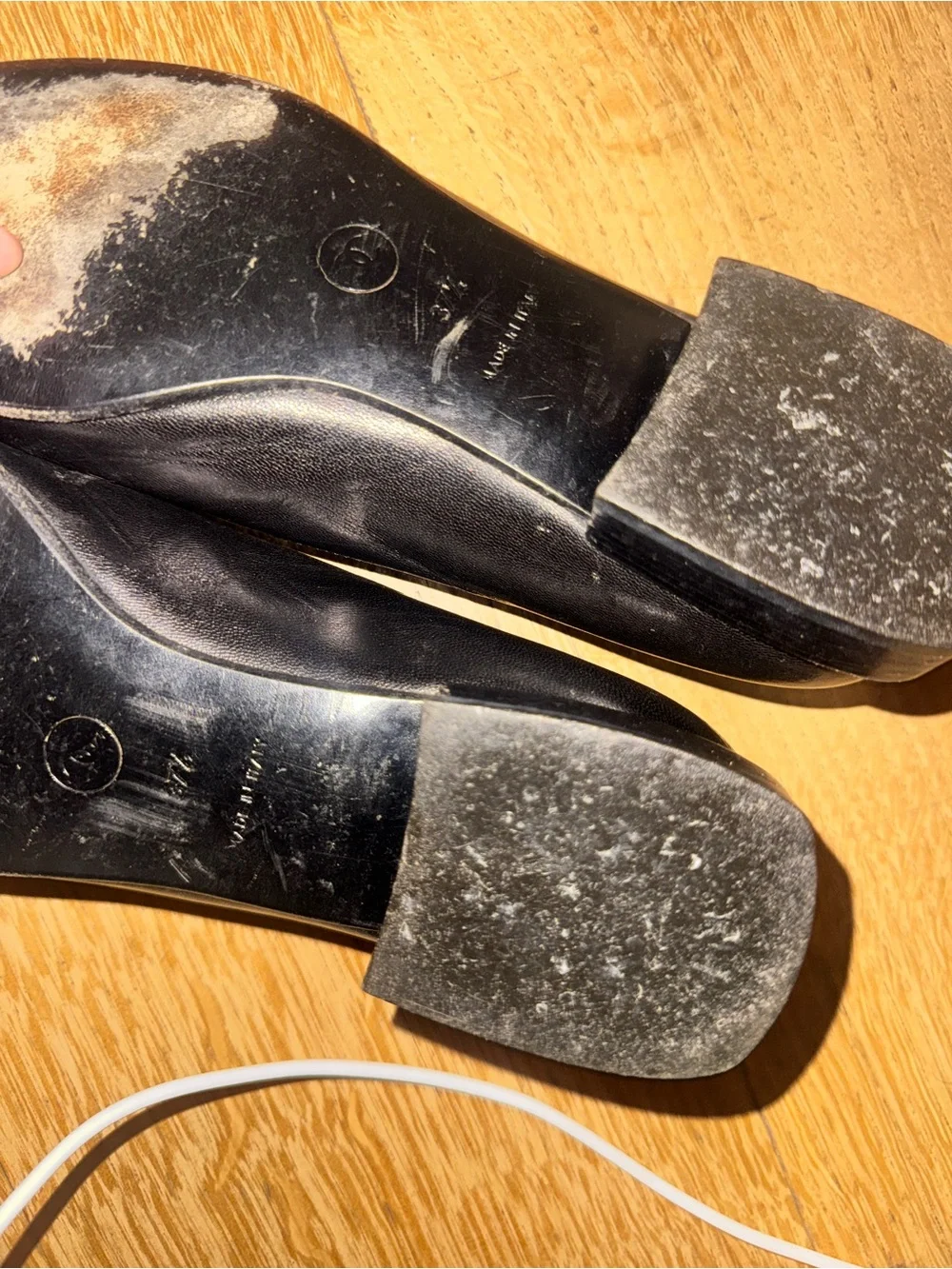 CHANEL Black Leather CC Logo Round-Toe Ballet Flats